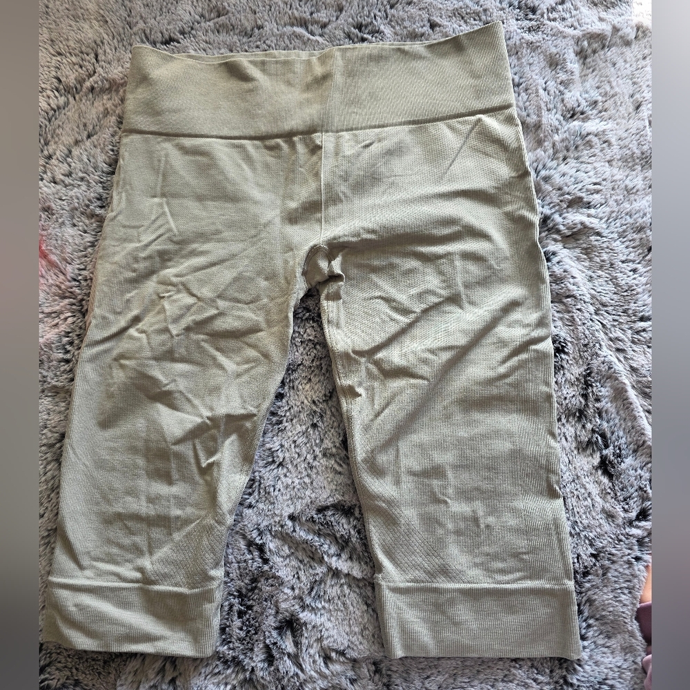 Lululemon Light Gray Size 12 High-Waisted Crop Leggings